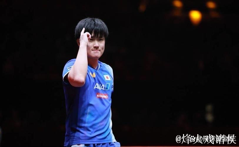 张本智和跪地捂脸庆祝！现场造型独特为教练儿子庆生，多次致敬樊振东